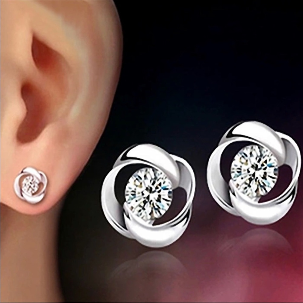 Elegant studs earrings
